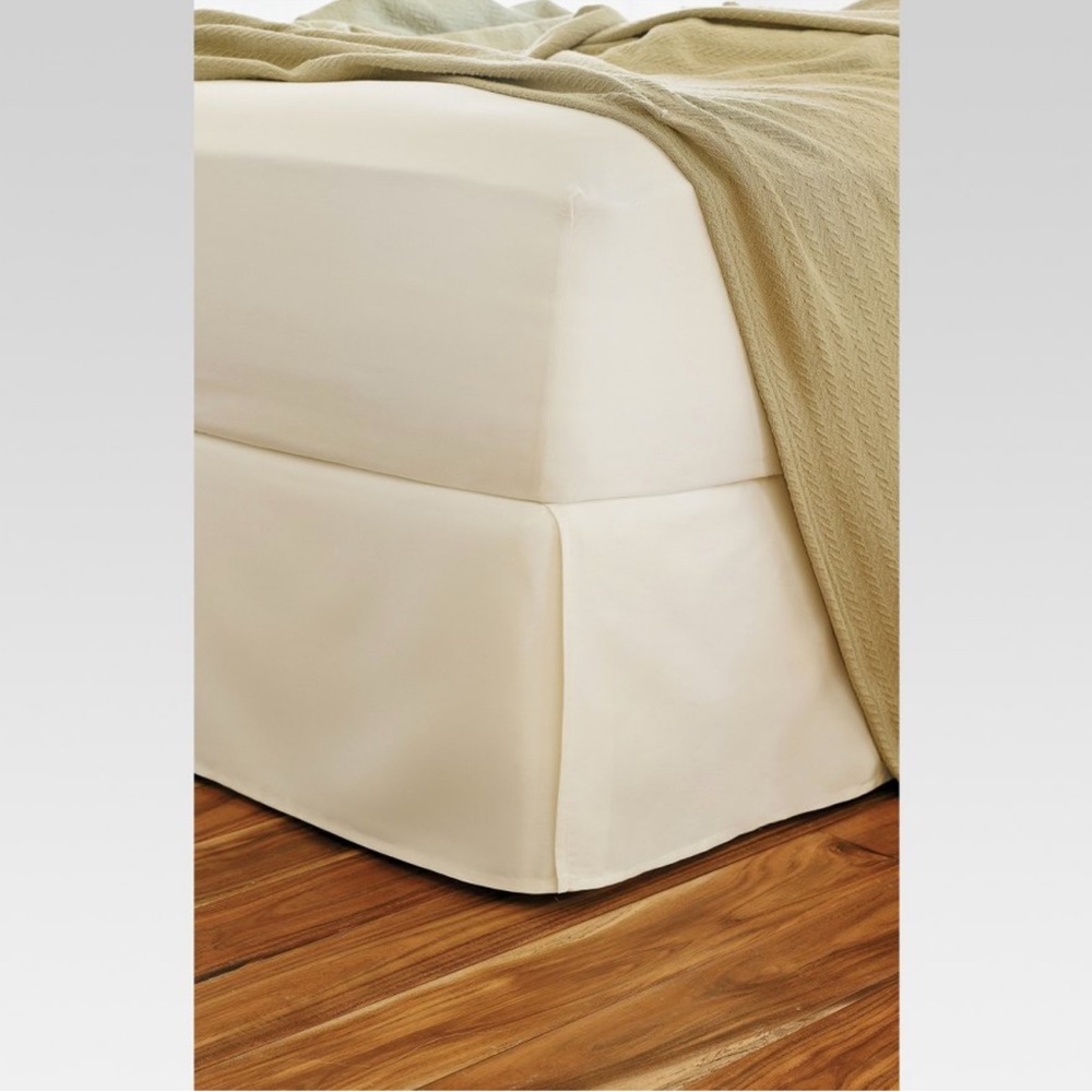 White cotton wrinkle-resistant Bed Skirt in Queen size. New. - Picture 3 of 4